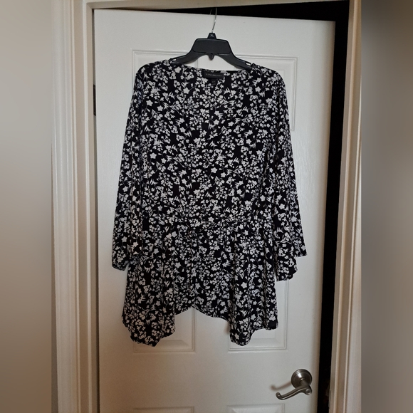 Lane Bryant Monochrome Floral Pattern Top - Picture 1 of 7